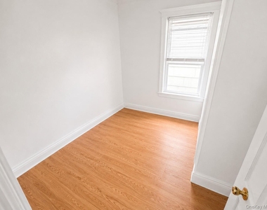 7605 85th Drive - Photo Thumbnail 2