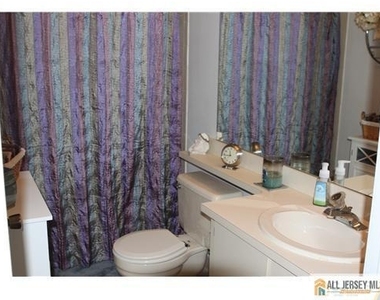 388 Lancaster Court - Photo Thumbnail 5