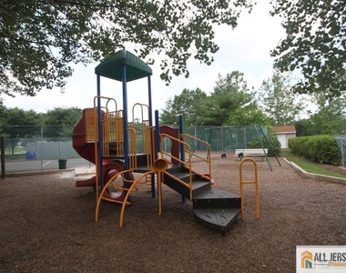 388 Lancaster Court - Photo Thumbnail 8