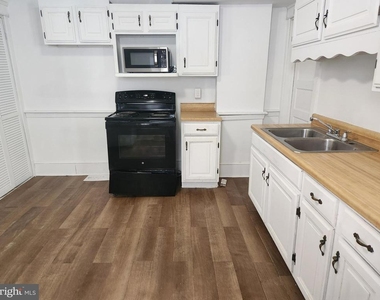 806 John Street W - Photo Thumbnail 2