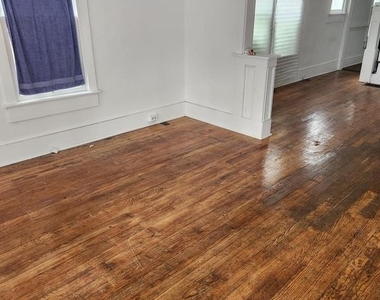 806 John Street W - Photo Thumbnail 4