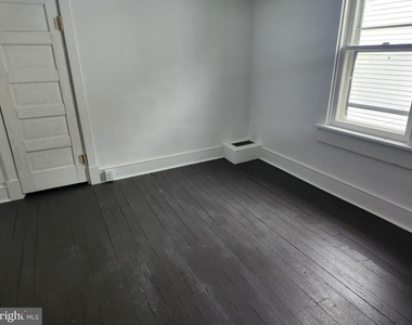 806 John Street W - Photo Thumbnail 6