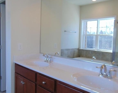 42641 Oak Park Sq - Photo Thumbnail 15