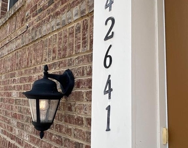 42641 Oak Park Sq - Photo Thumbnail 4