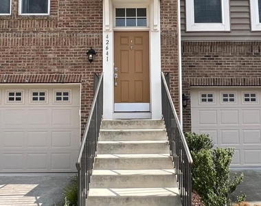 42641 Oak Park Sq - Photo Thumbnail 3