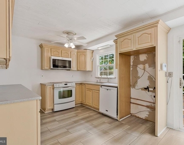 12805 Melvue Court - Photo Thumbnail 7
