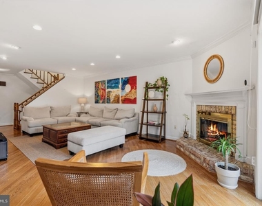 6313 Manchester Way - Photo Thumbnail 9