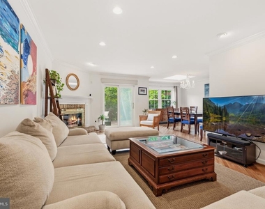 6313 Manchester Way - Photo Thumbnail 8