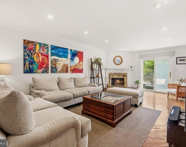 6313 Manchester Way - Photo Thumbnail 7