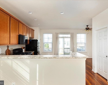 109 Splendor Garden Way - Photo Thumbnail 14