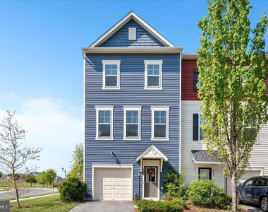 109 Splendor Garden Way - Photo Thumbnail 5