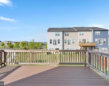 109 Splendor Garden Way - Photo Thumbnail 7