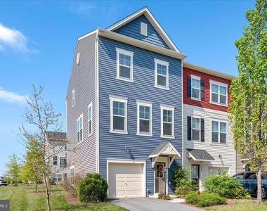 109 Splendor Garden Way - Photo Thumbnail 4