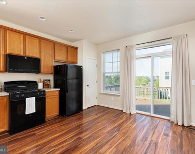 109 Splendor Garden Way - Photo Thumbnail 13