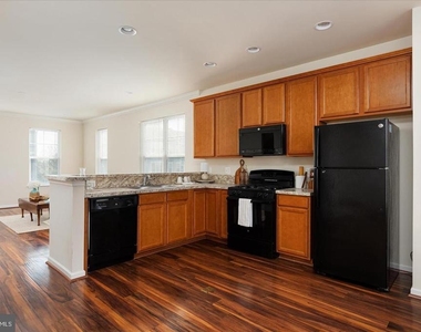 109 Splendor Garden Way - Photo Thumbnail 15