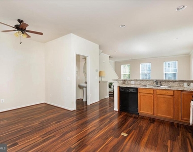 109 Splendor Garden Way - Photo Thumbnail 9