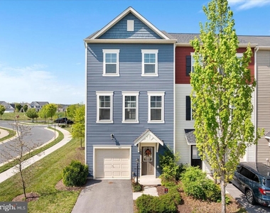 109 Splendor Garden Way - Photo Thumbnail 1