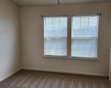 108 Monticello Square - Photo Thumbnail 12