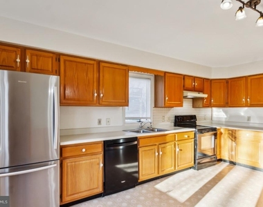 1232 Lakeview Drive - Photo Thumbnail 7