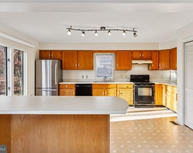 1232 Lakeview Drive - Photo Thumbnail 6