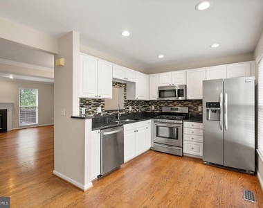917 Rolfe Place - Photo Thumbnail 4