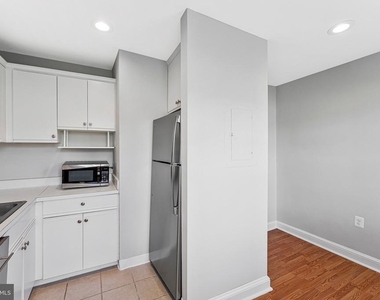 1808 W Abingdon Drive - Photo Thumbnail 12
