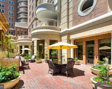 900 N Taylor Street - Photo Thumbnail 18