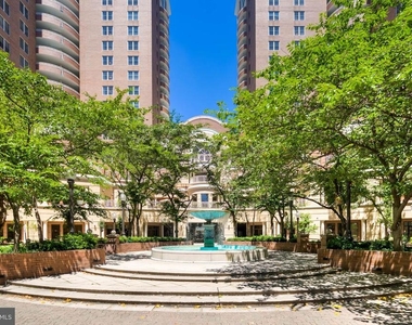 900 N Taylor Street - Photo Thumbnail 4