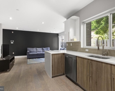 1526 Ridge Avenue - Photo Thumbnail 7
