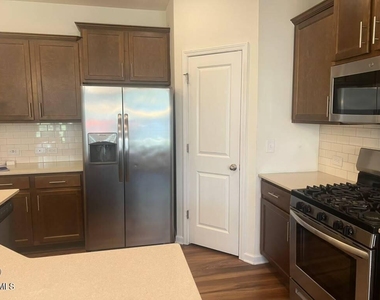 6140 Beale Loop - Photo Thumbnail 10