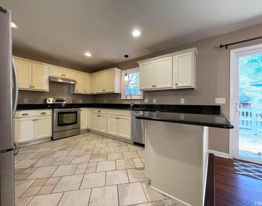 200 Glen Bonnie Lane - Photo Thumbnail 13