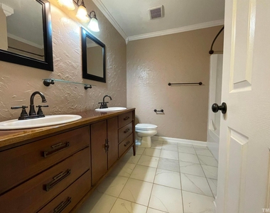 200 Glen Bonnie Lane - Photo Thumbnail 19