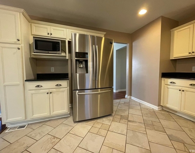 200 Glen Bonnie Lane - Photo Thumbnail 15