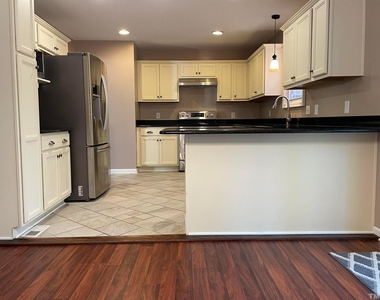 200 Glen Bonnie Lane - Photo Thumbnail 10