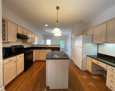 102 Longstock Court - Photo Thumbnail 4