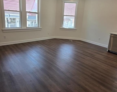 1049 W Lancaster Avenue - Photo Thumbnail 2