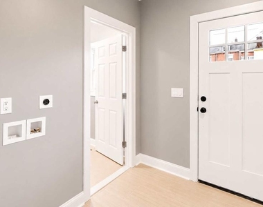 209 Woodlawn Avenue - Photo Thumbnail 7