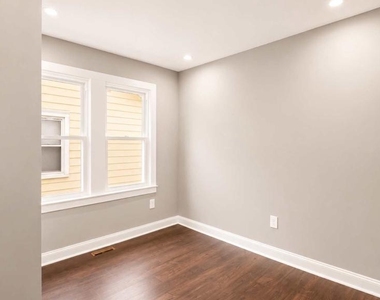209 Woodlawn Avenue - Photo Thumbnail 8
