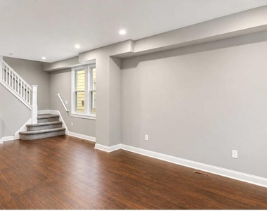 209 Woodlawn Avenue - Photo Thumbnail 4