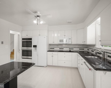 7109 Radnor Road - Photo Thumbnail 10