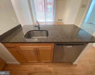 7500 Woodmont Avenue - Photo Thumbnail 4