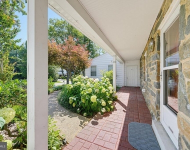 16818 Briardale Road - Photo Thumbnail 3