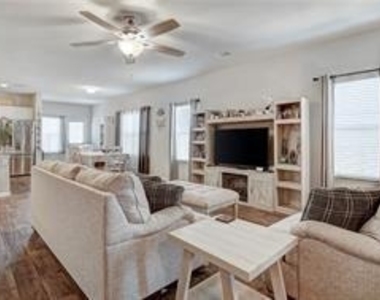 205 Freedom Park Ave - Photo Thumbnail 4