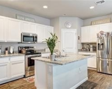 205 Freedom Park Ave - Photo Thumbnail 9