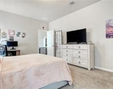 205 Freedom Park Ave - Photo Thumbnail 13