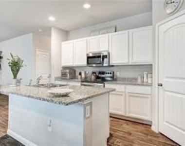 205 Freedom Park Ave - Photo Thumbnail 8