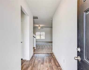 117 Fairfax Ln - Photo Thumbnail 2