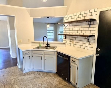 1920 White Oak Cir - Photo Thumbnail 3