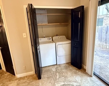 1920 White Oak Cir - Photo Thumbnail 7