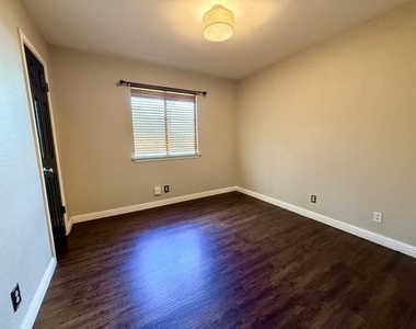 1920 White Oak Cir - Photo Thumbnail 13